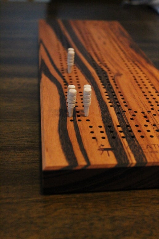 Planche de cribbage simple faite à la main