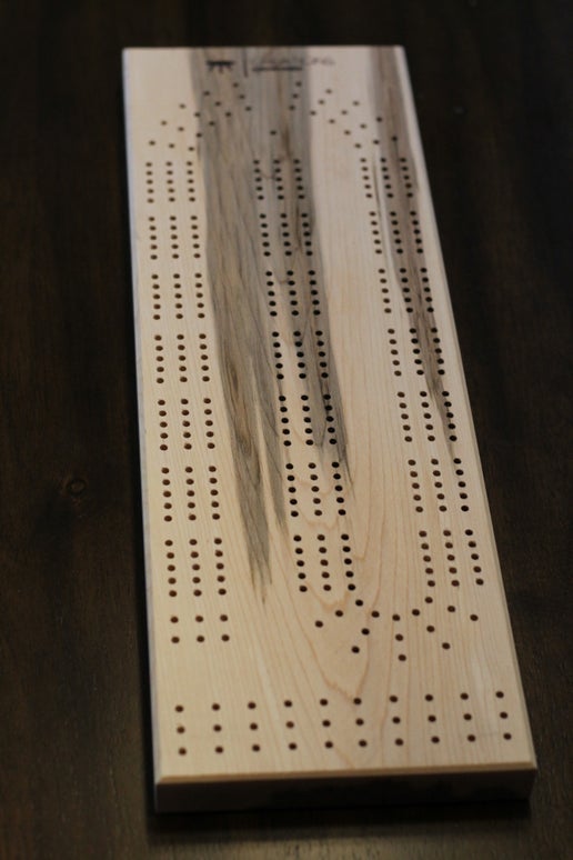 Planche de cribbage simple faite à la main